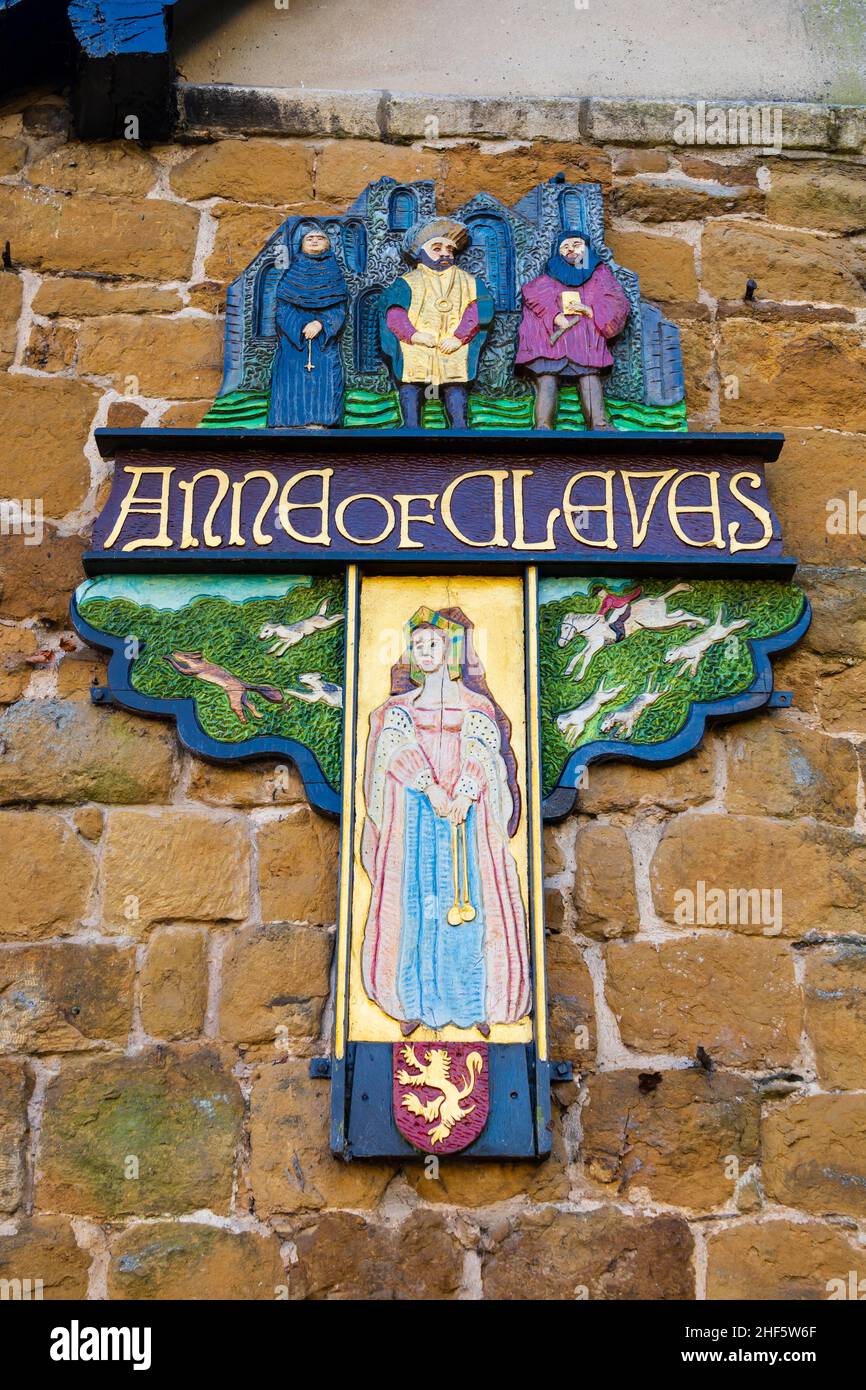 Anne of Cleves Pub Schild auf dem Gebäude, das ihr von Henry VIII bei ihrer Scheidung geschenkt wurde. Jetzt ein öffentliches Haus. Melton Mowbray, Leicestershire, England. Stockfoto