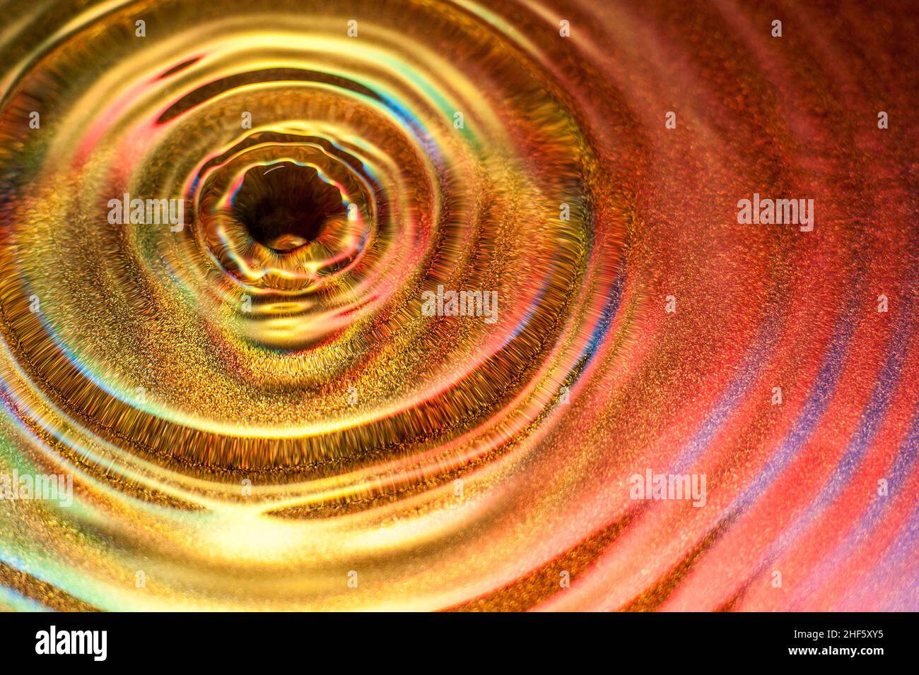 Bunte Hintergrund von Kreisen auf der Wasseroberfläche Stockfoto