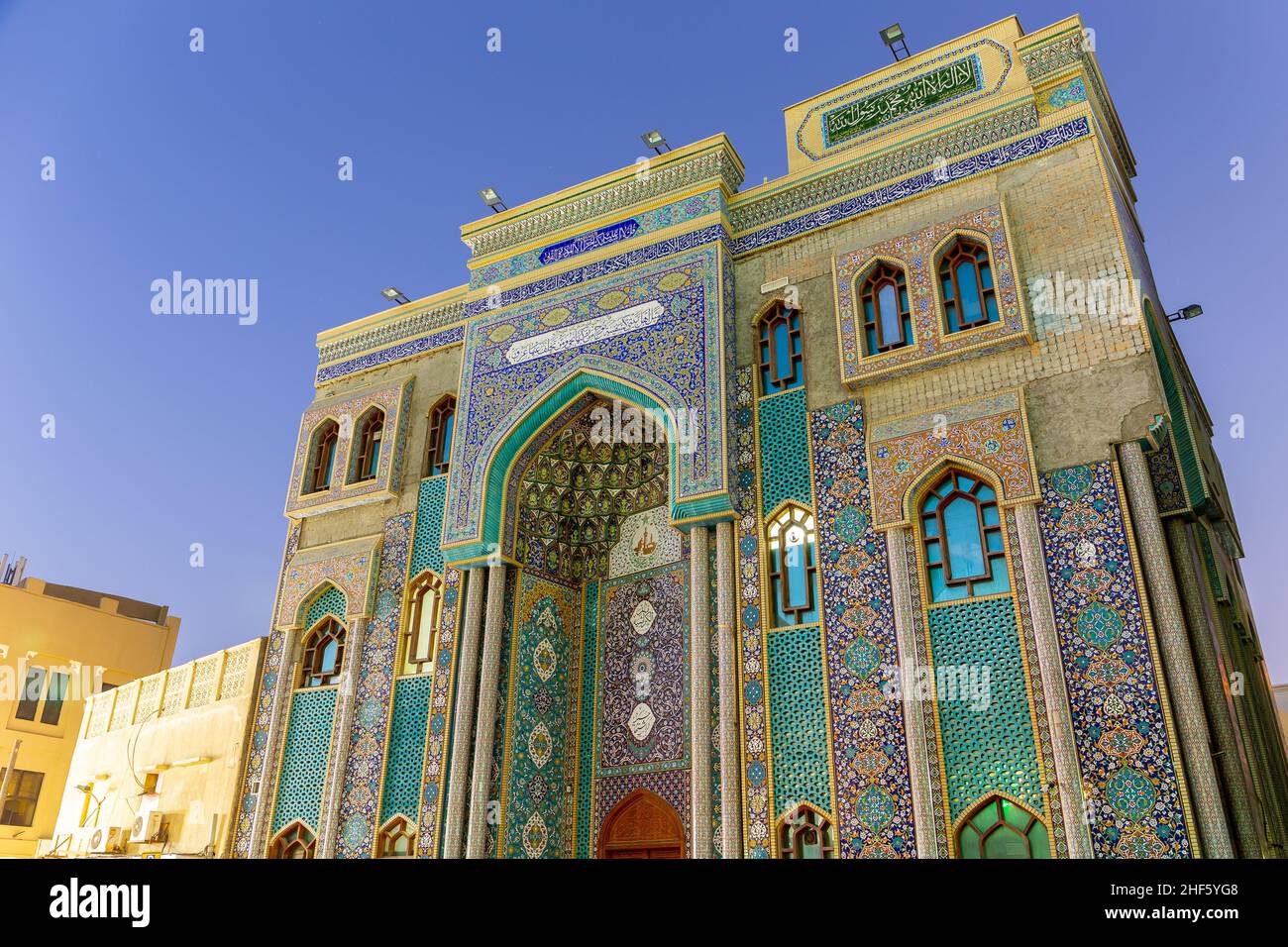 Dubai, VAE, 27.09.2021. Ali Ibn Abi Talib Moschee (iranische Moschee Hosainia), farbenfrohe schiitische iranische Moschee in Bur Dubai, Deira mit persischen Fayence Fliesen Stockfoto