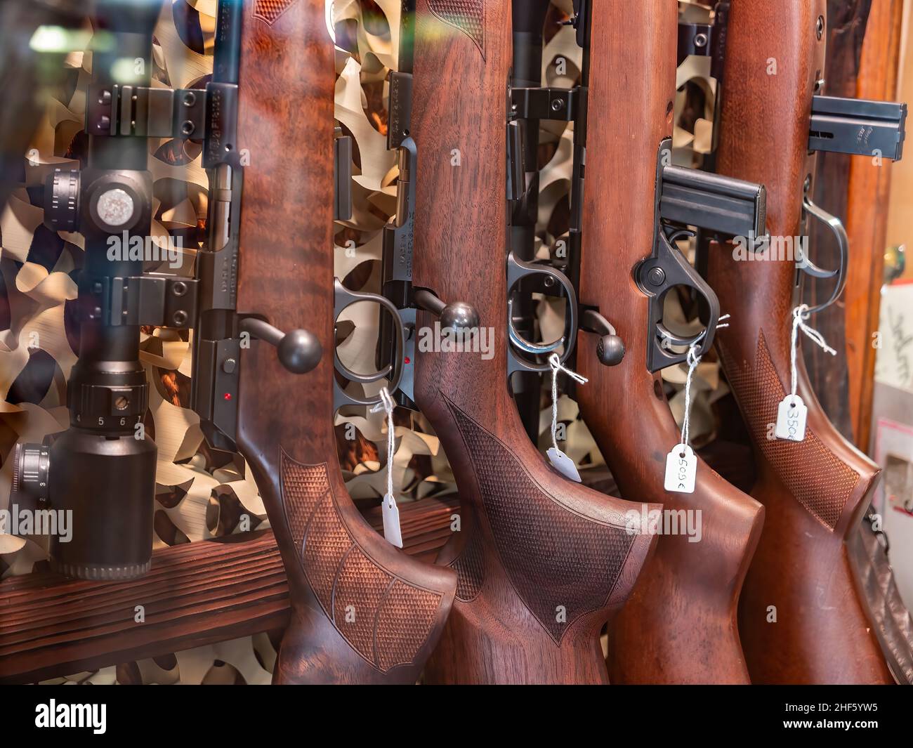 Annecy, Frankreich - 7. Januar 2022: Gewehre in der Vitrine eines Waffenladens in Annecy Stockfoto