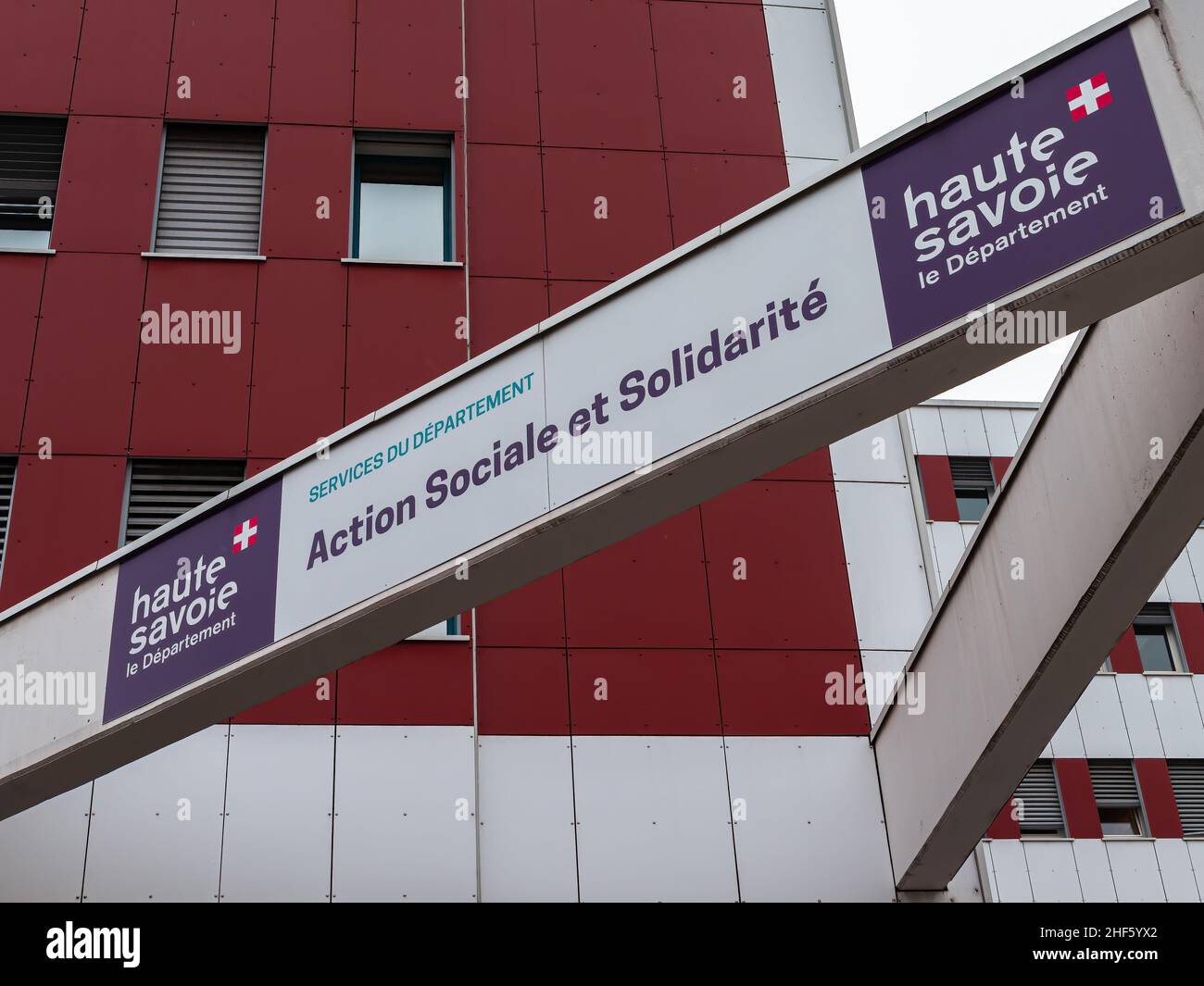 Annecy, Frankreich - 7. Januar 2022: Soziale Aktion und Solidarität - Sozialdienst in der Haute Savoie Stockfoto