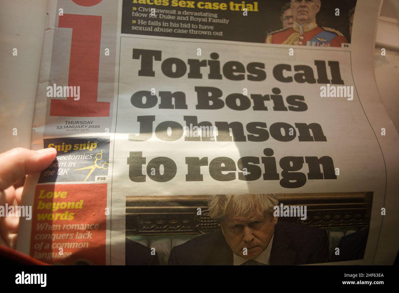 Schlagzeile auf der Titelseite der Independent Newspaper 13th January 2022 ' Tories fordern Boris Johnson zum Rücktritt auf Stockfoto