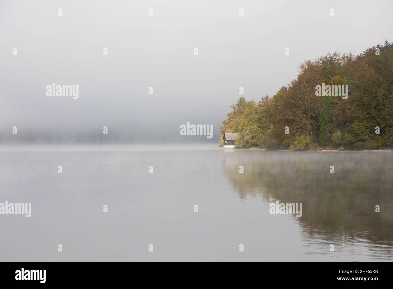 Morgennebel am Wocheinsee zerstreut, Slowenien, 15.10.2021. Stockfoto