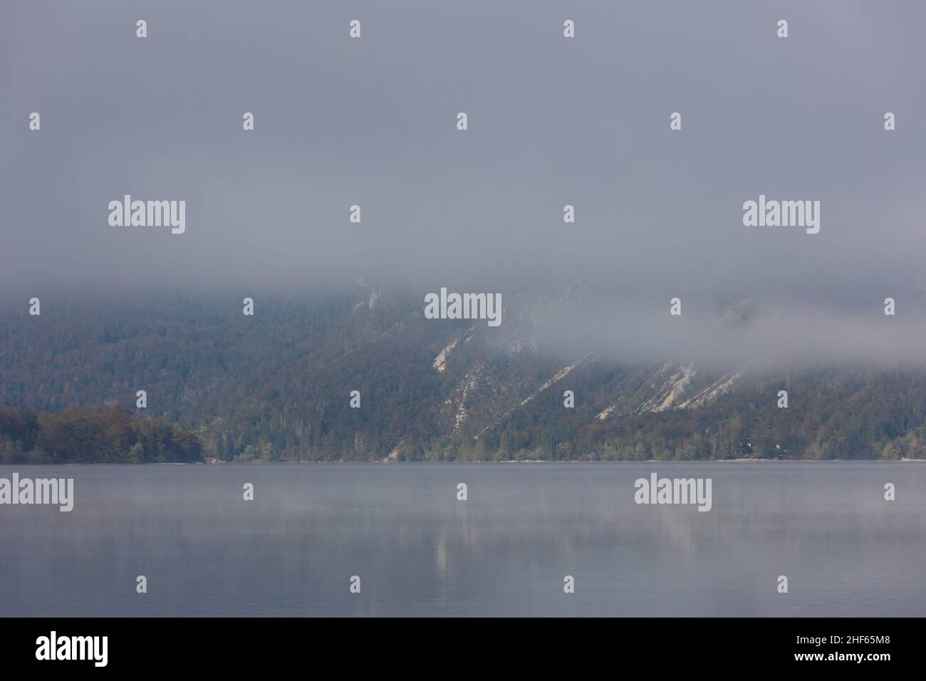 Morgennebel am Wocheinsee zerstreut, Slowenien, 15.10.2021. Stockfoto