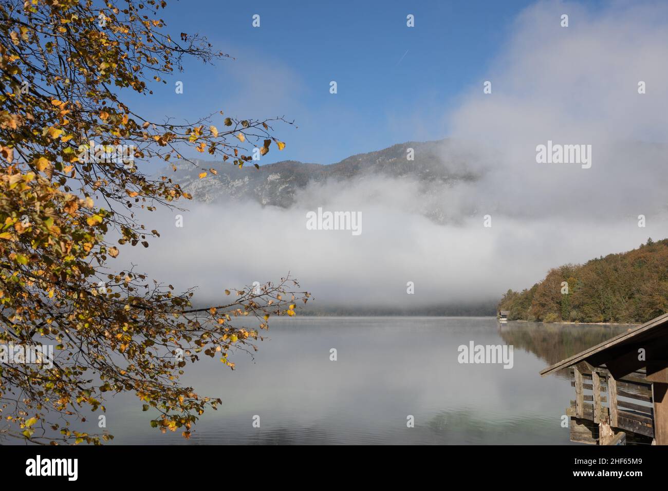 Der Morgennebel am Wocheinsee zerstreut sich und die Berge werden sichtbar, Slowenien, 15.10.2021. Stockfoto