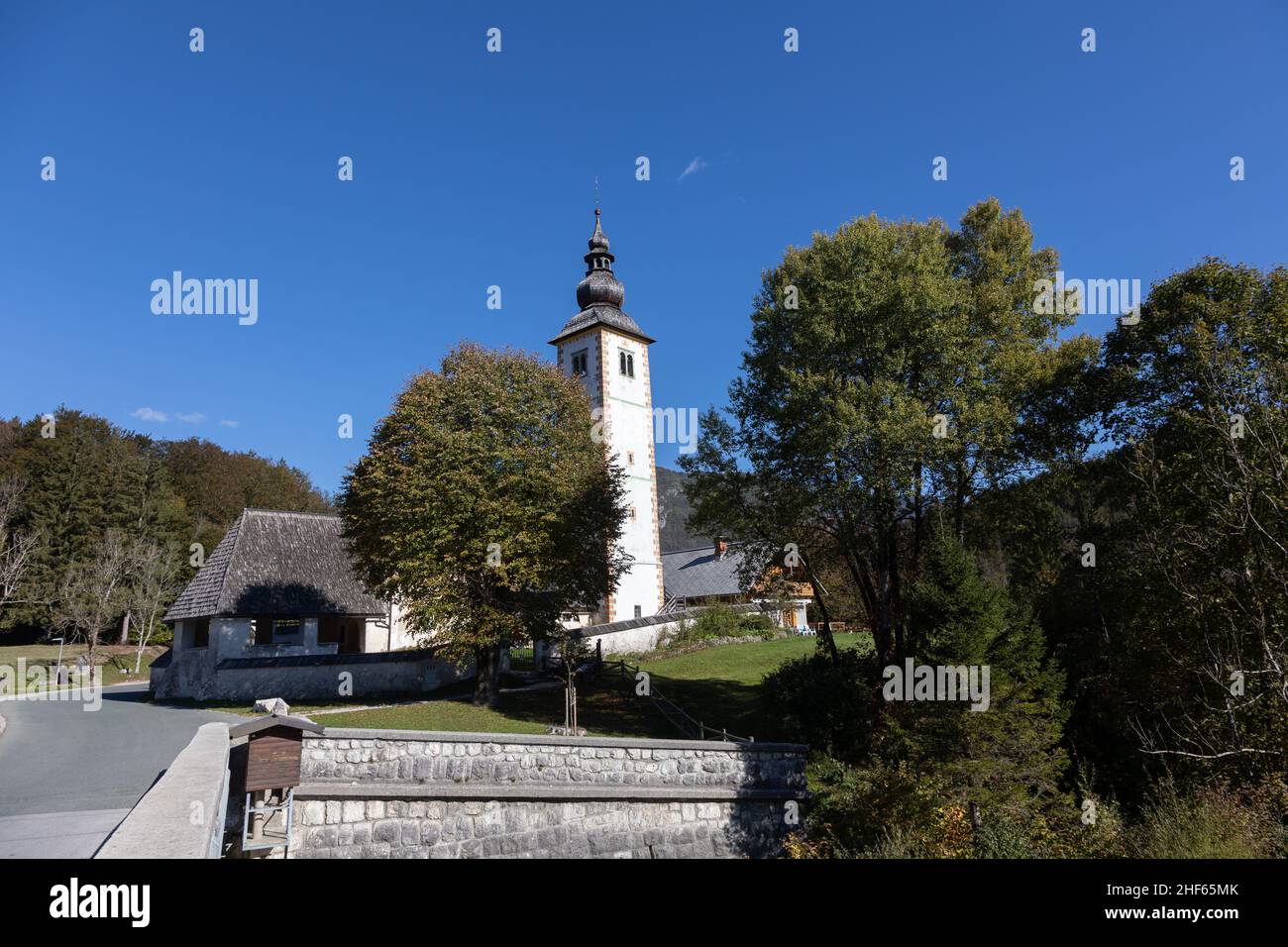 Kirche des heiligen Johannes des Täufers, sv. Janez, Ribcev Laz, in Bohinjsko Jezero am Wocheinsee, Slowenien, 14.10.2021. Stockfoto