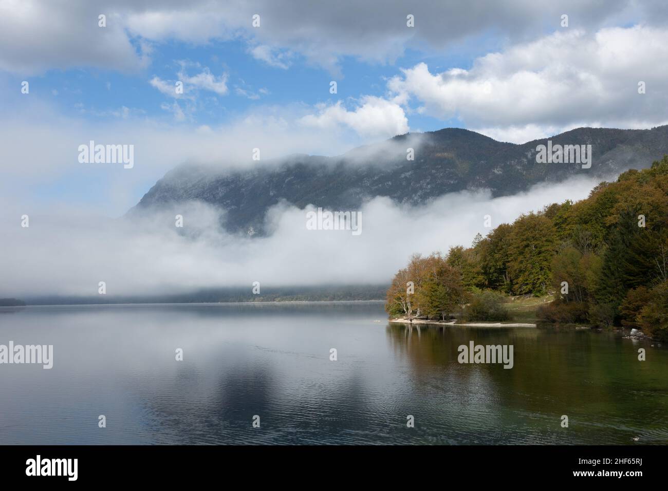 Der Morgennebel am Wocheinsee zerstreut sich und die Berge werden sichtbar, Slowenien, 15.10.2021. Stockfoto