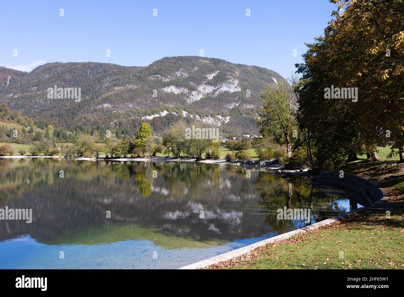 Wocheinsee in den Julischen Alpen, in der Herbstsonne, Slowenien, 15.10.2021. Stockfoto