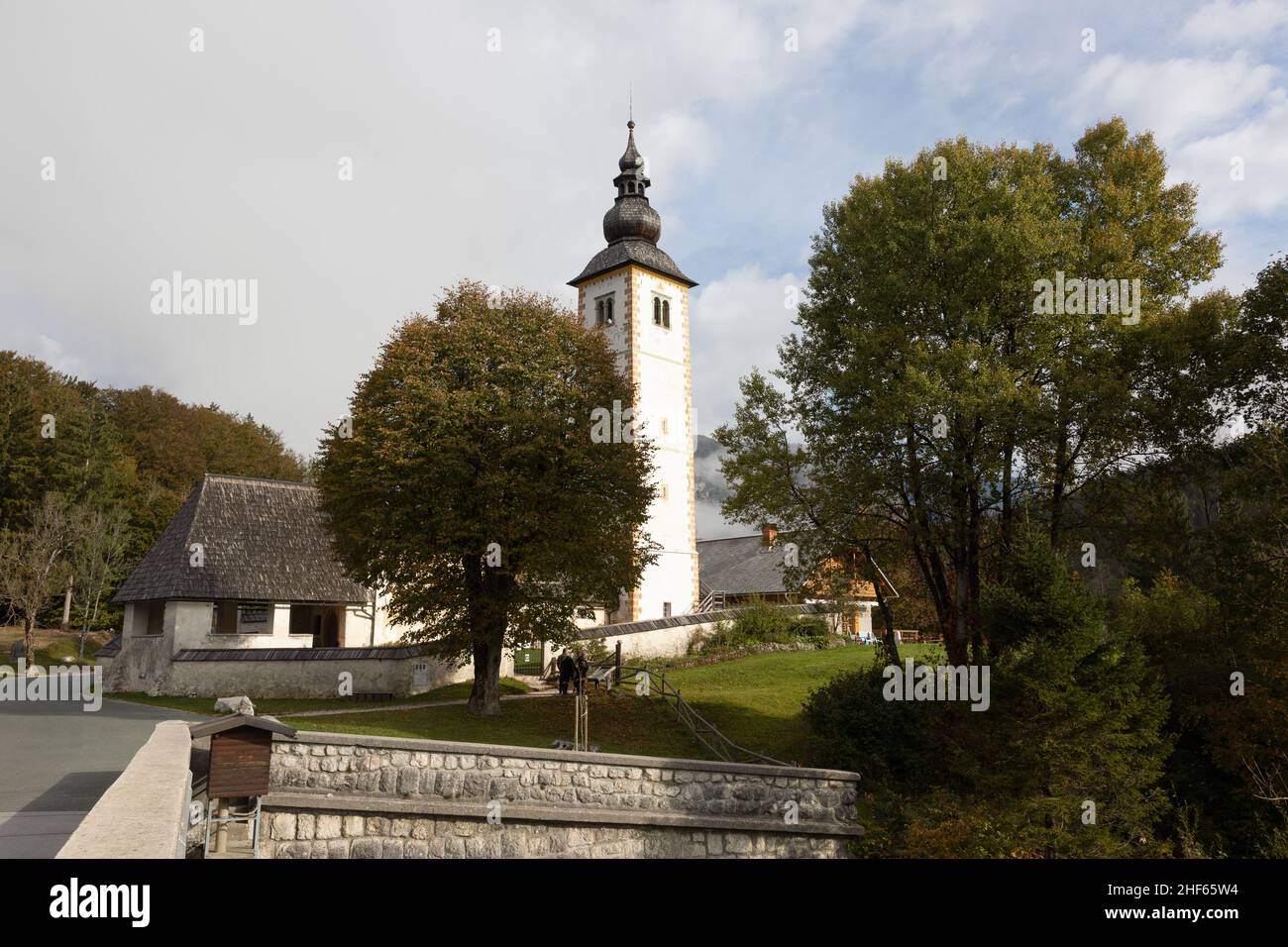 Kirche des heiligen Johannes des Täufers, sv. Janez, Ribcev Laz, in Bohinjsko Jezero am Wocheinsee, Slowenien, 14.10.2021. Stockfoto