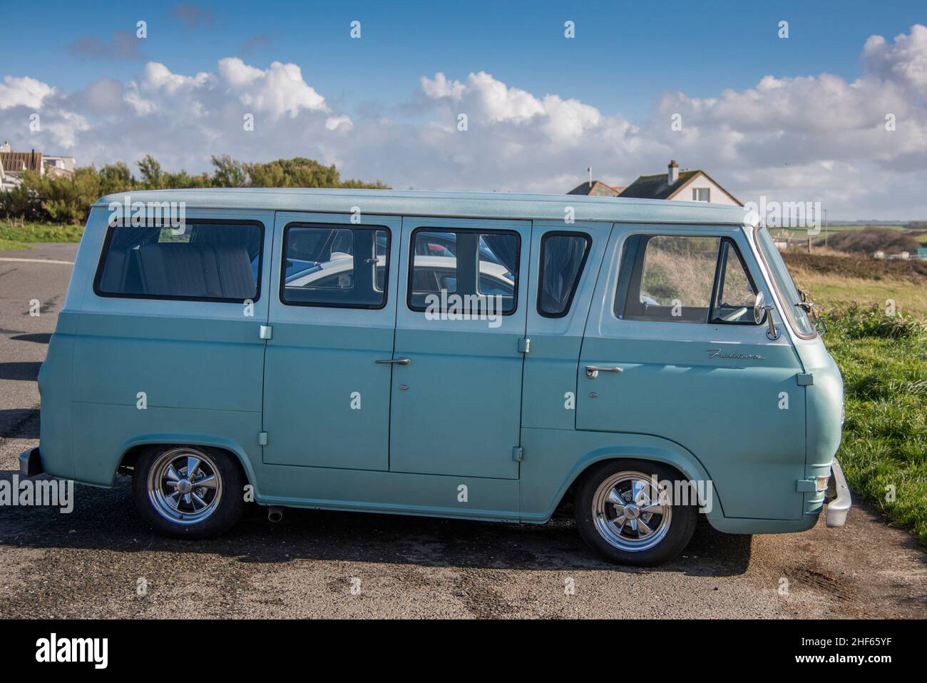 Ein vollständig restaurierter amerikanischer Ford Falcon Ecoline Wohnmobil aus dem Jahr 1965 auf einem Parkplatz in Newquay in Cornwall. Stockfoto