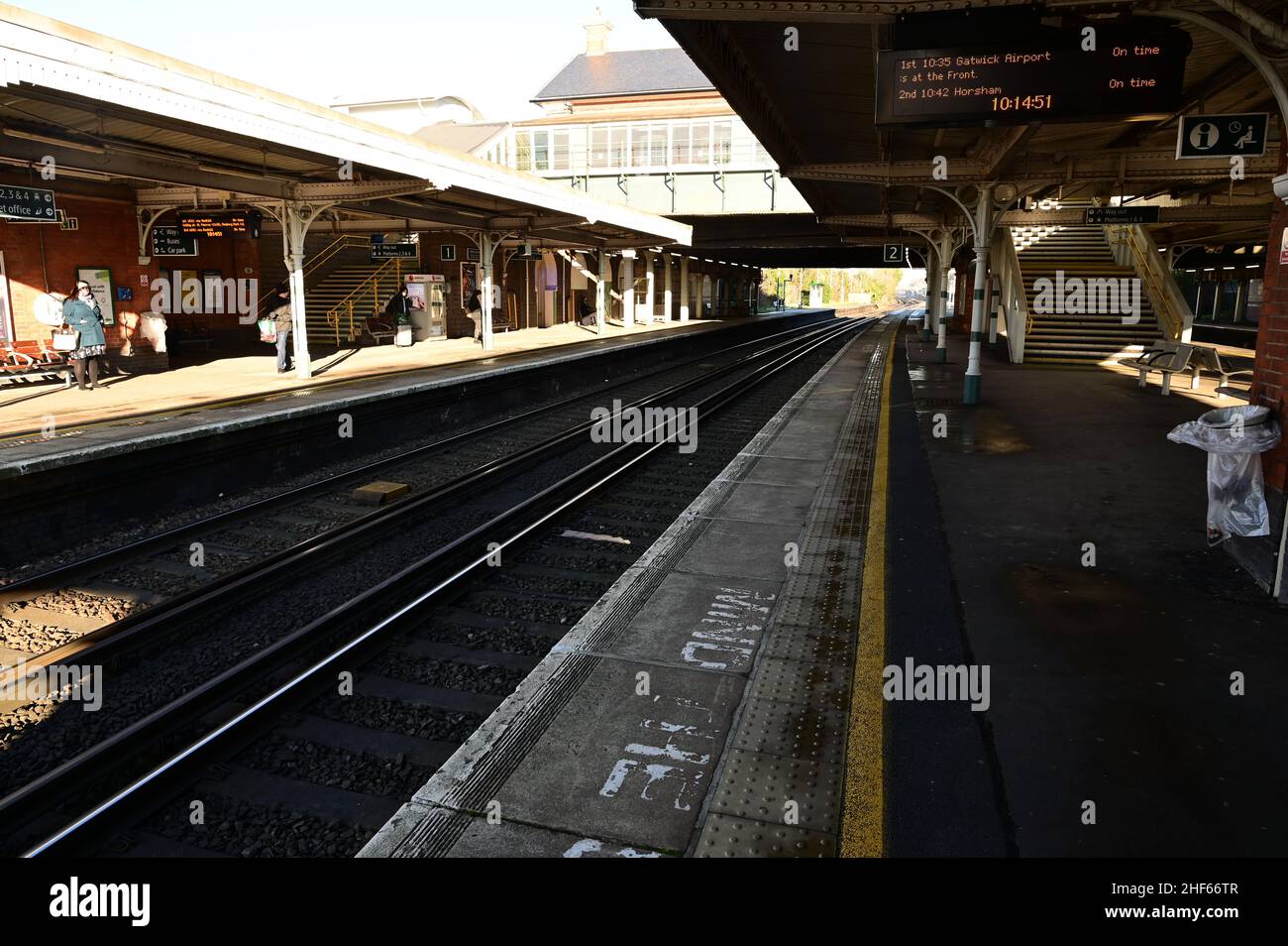 Horley Bahnhof in Surrey am 14 2022. Januar an einem kalten Wintermorgen. Stockfoto