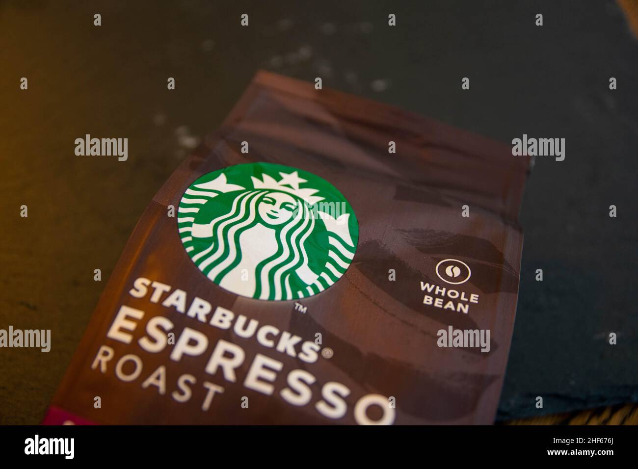 Durham, UK - 20 Nov 2020: Starbucks Dark Roast Espresso ganze Bohnen mit reichen Karamellnoten. Verpackt für Kunden, die sie mit nach Hause nehmen und sich selbst machen können. Stockfoto