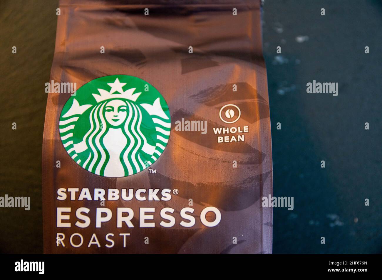 Durham, UK - 20 Nov 2020: Starbucks Dark Roast Espresso ganze Bohnen mit reichen Karamellnoten. Verpackt für Kunden, die sie mit nach Hause nehmen und sich selbst machen können. Stockfoto