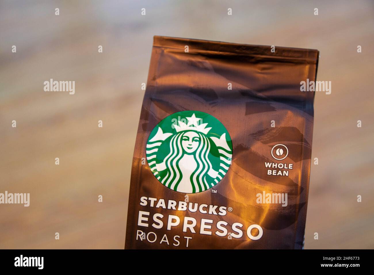Durham, UK - 20 Nov 2020: Starbucks Dark Roast Espresso ganze Bohnen mit reichen Karamellnoten. Verpackt für Kunden, die sie mit nach Hause nehmen und sich selbst machen können. Stockfoto