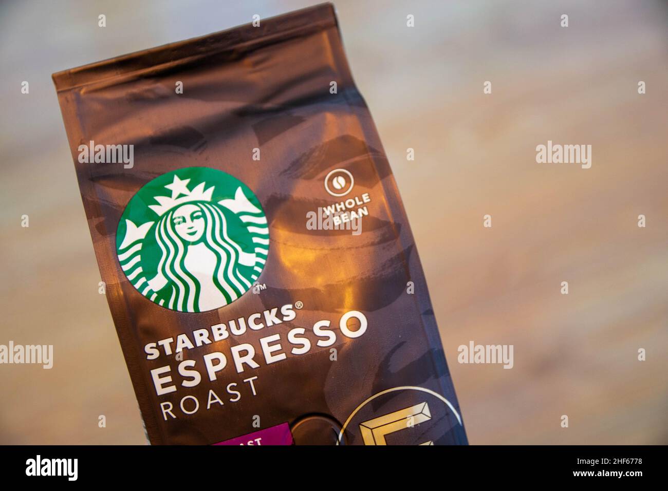 Durham, UK - 20 Nov 2020: Starbucks Dark Roast Espresso ganze Bohnen mit reichen Karamellnoten. Verpackt für Kunden, die sie mit nach Hause nehmen und sich selbst machen können. Stockfoto
