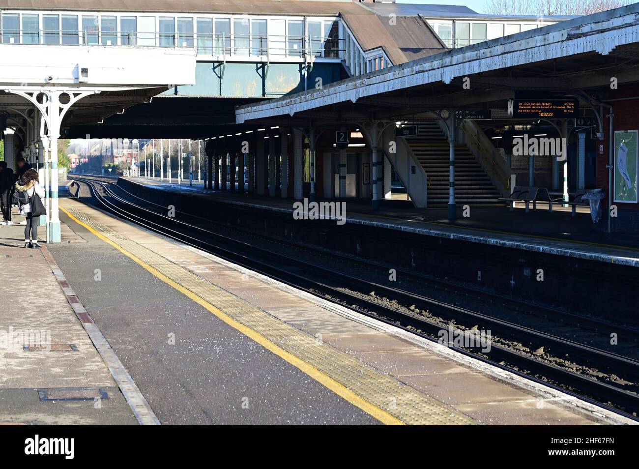 Horley Bahnhof in Surrey am 14 2022. Januar an einem kalten Wintermorgen. Stockfoto