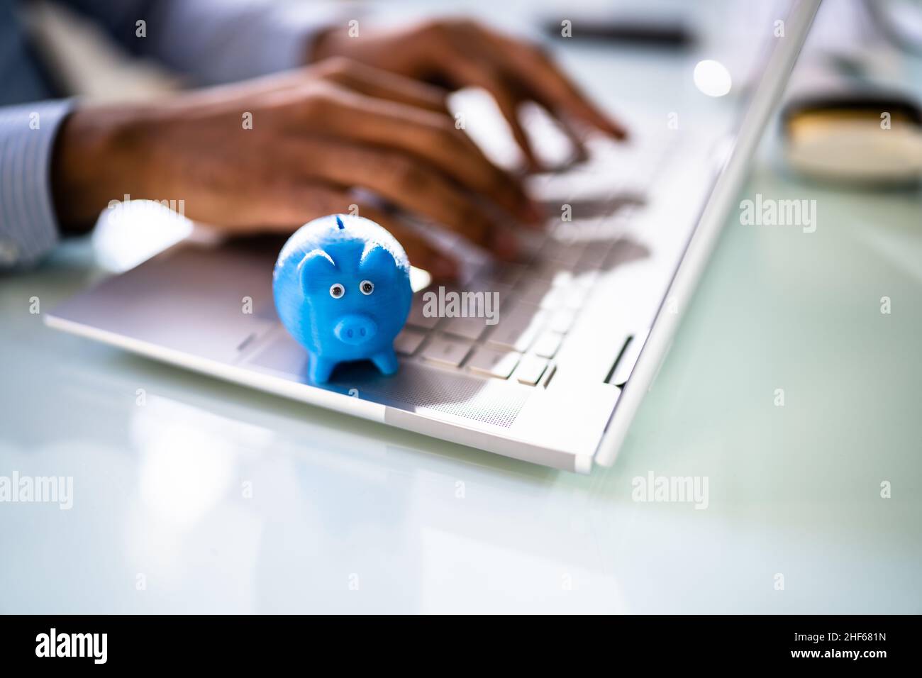 Sparschwein Auf Laptop-Tastatur Im Sparkonzept Stockfoto