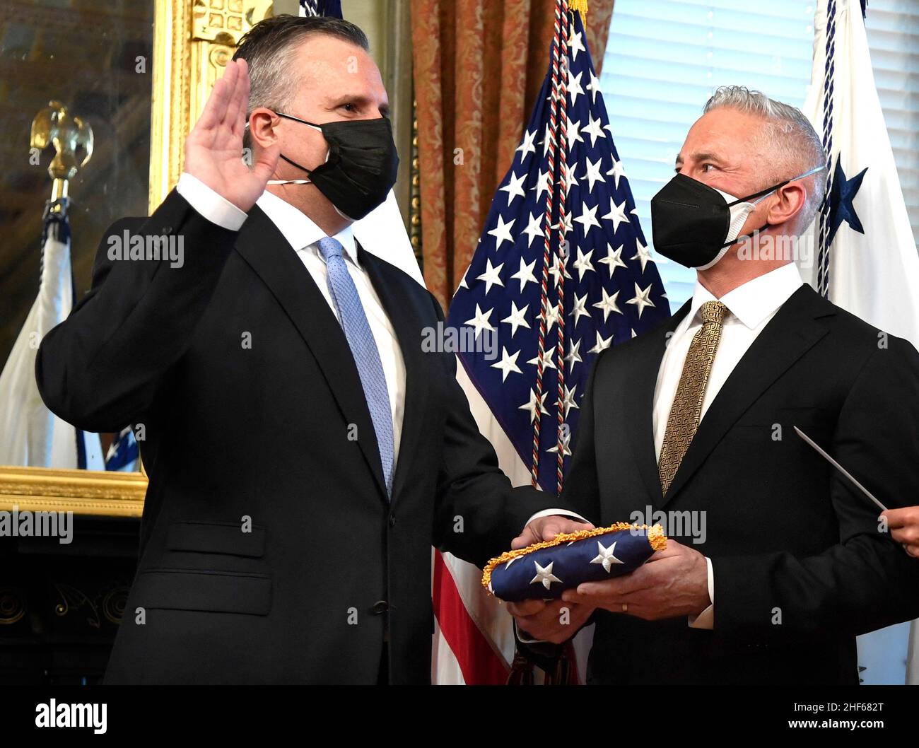 Der Protokollchef des Außenministeriums, Rufus Gifford (L), wird von Vizepräsident Kamala Harris, am Freitag, den 14. Januar 2022, in Washington vereidigt, als sein Ehemann Stephen DeVincent eine amerikanische Flagge hält. DC. Gifford, ehemals US-Botschafter in Dänemark, wird eine führende Rolle im diplomatischen Engagement der Regierung von Präsident Biden übernehmen. ISP POOL Foto von Mike Theiler/Pool/ABACAPRESS.COM Stockfoto