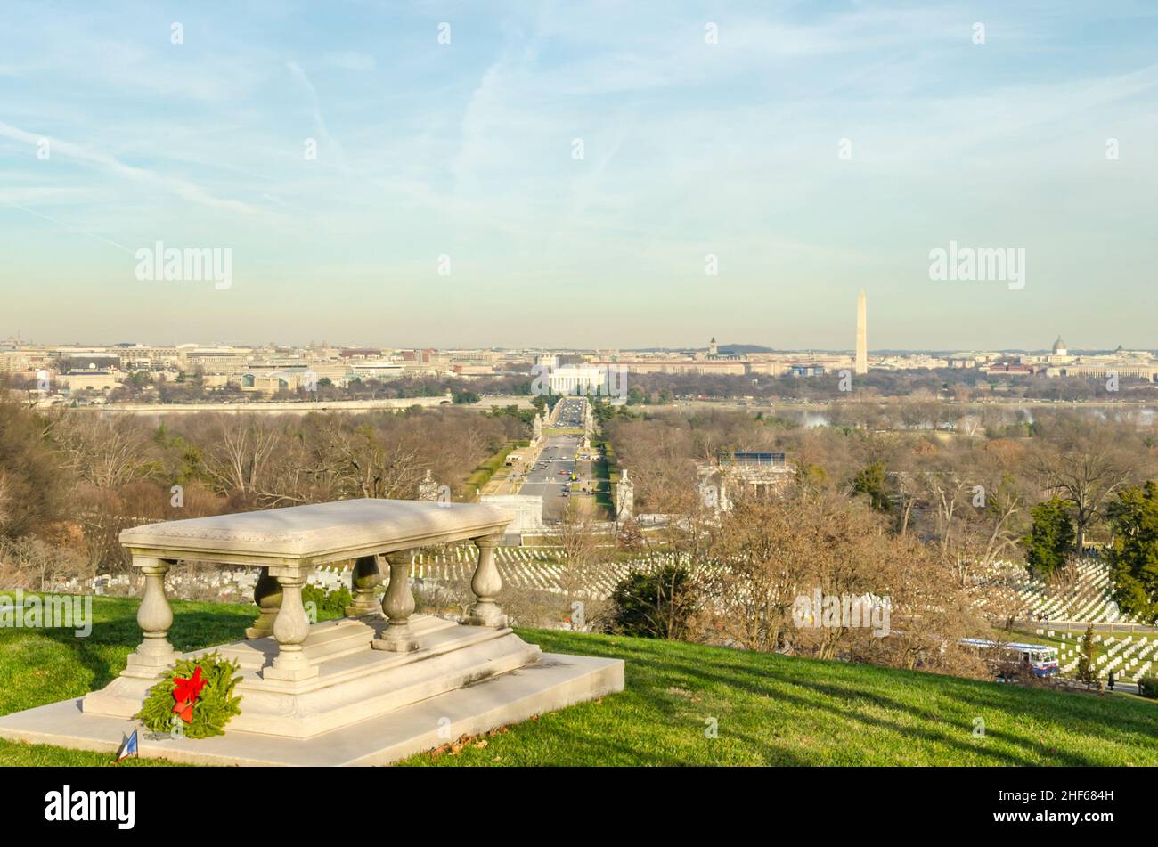 Luftaufnahme von Washington DC vom Arlington Friedhof in Washington DC, VA, USA. Berühmte Skyline der Hauptstadt der USA an einem sonnigen Wintertag. Stockfoto