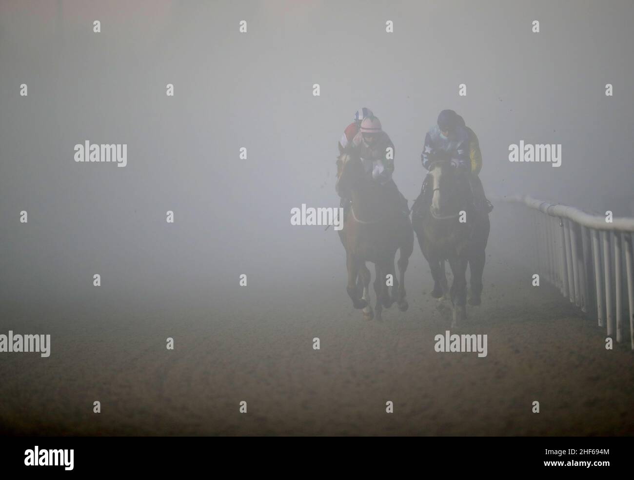 Läufer und Fahrer in Aktion, wenn sie in der Play 4 to Win auf Betway Apprentice Handicap auf Wolverhampton Racecourse antreten. Bild Datum: Freitag, 14. Januar 2022. Stockfoto