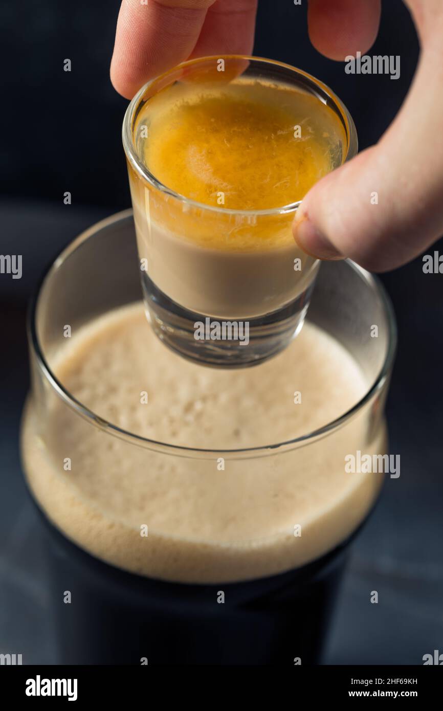 Kalte, erfrischende Irish Bomb Shots mit Stout Beer und Cream Liquor Stockfoto
