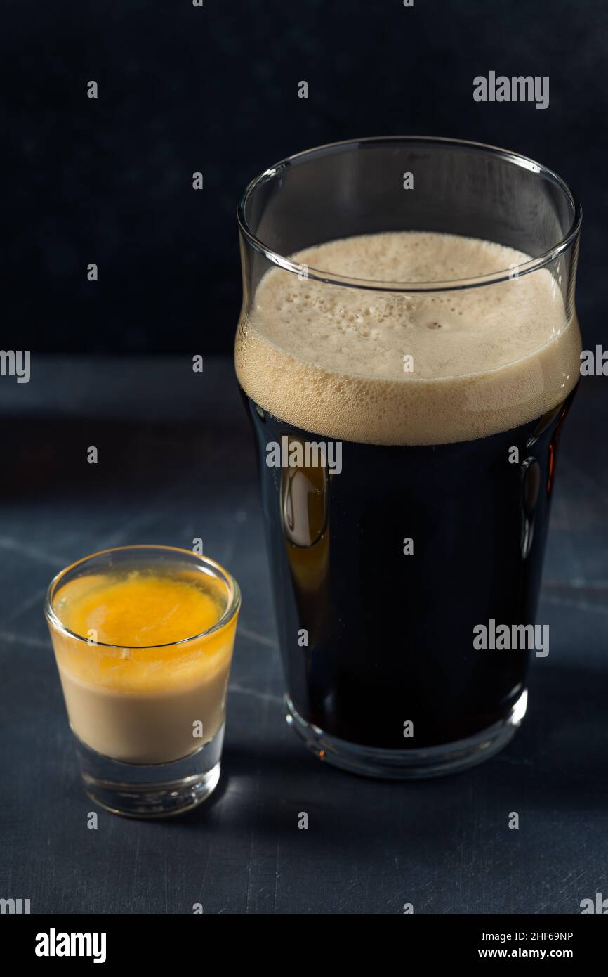 Kalte, erfrischende Irish Bomb Shots mit Stout Beer und Cream Liquor Stockfoto