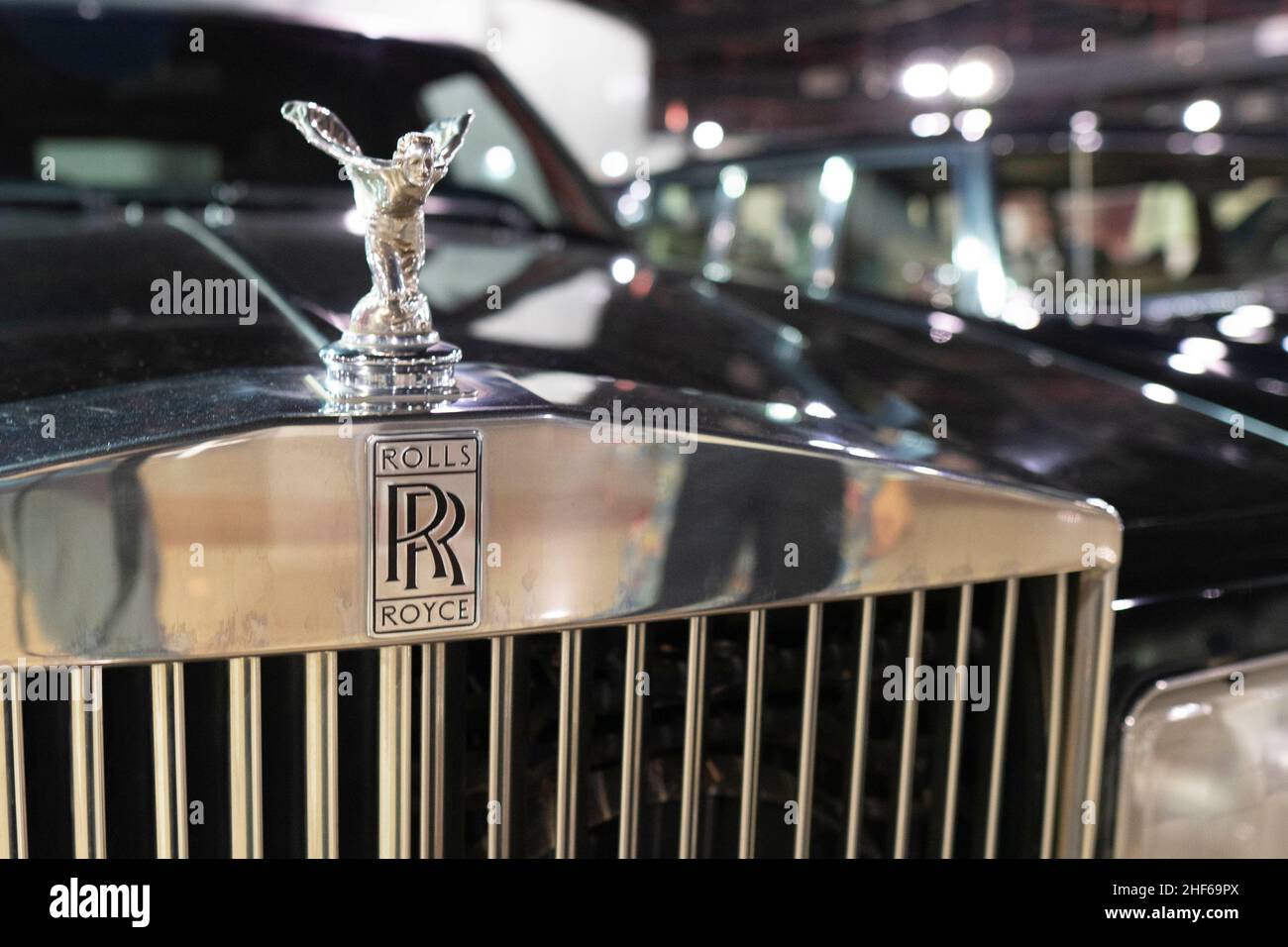 '7/31/2021 - Sharjah, VAE: Rolls Royce Logo auf schwarzem Auto aus nächster Nähe zu einer klassischen Luxusmarke des Vereinigten Königreichs' Stockfoto