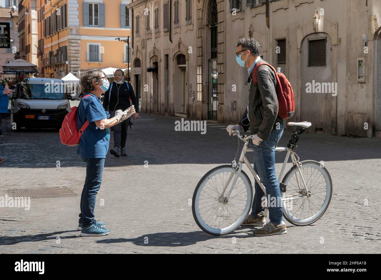 Italien, Rom, 4. Mai 2020 : Menschen werden am ersten Tag der Phase 2 während des Notfalls für die Covid-19-Pandemie in Rom beobachtet Foto © Fabi Stockfoto