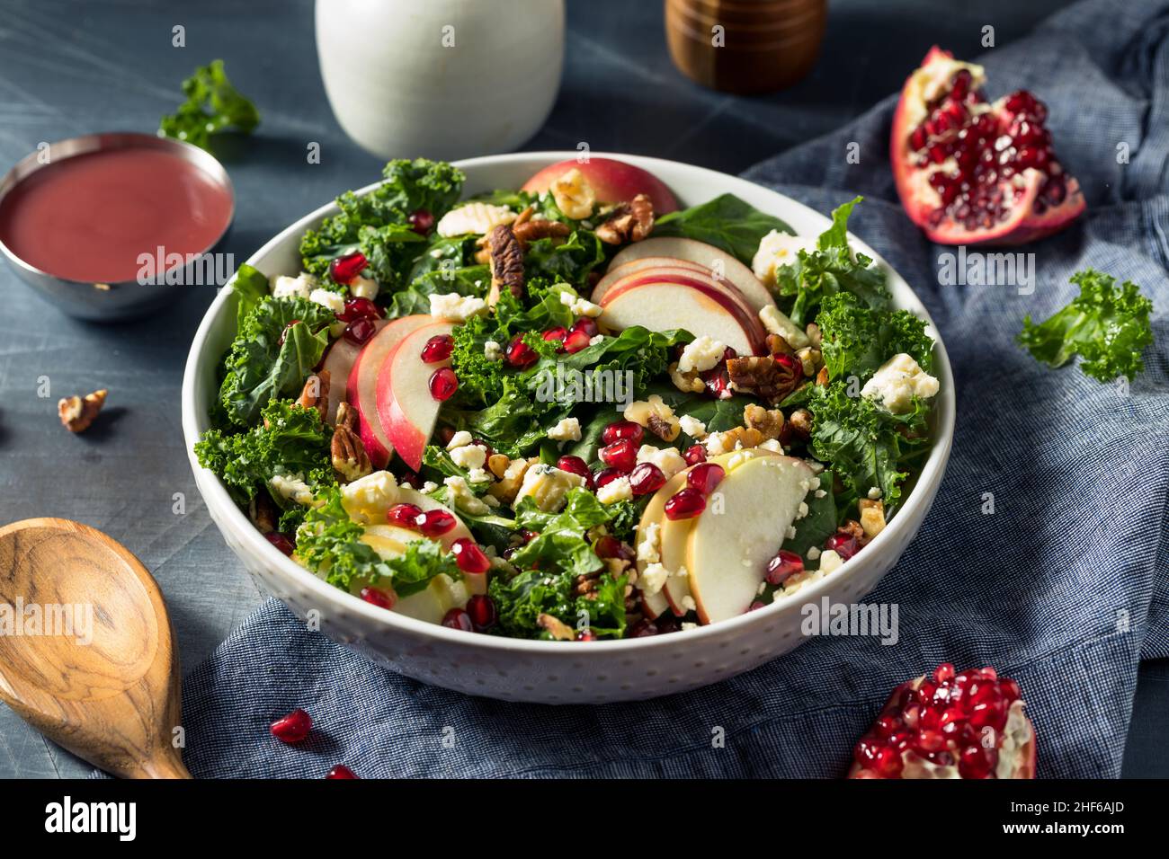 Hausgemachter Apfelsalat aus Herbstgranatapfel mit Grünkälge Stockfoto