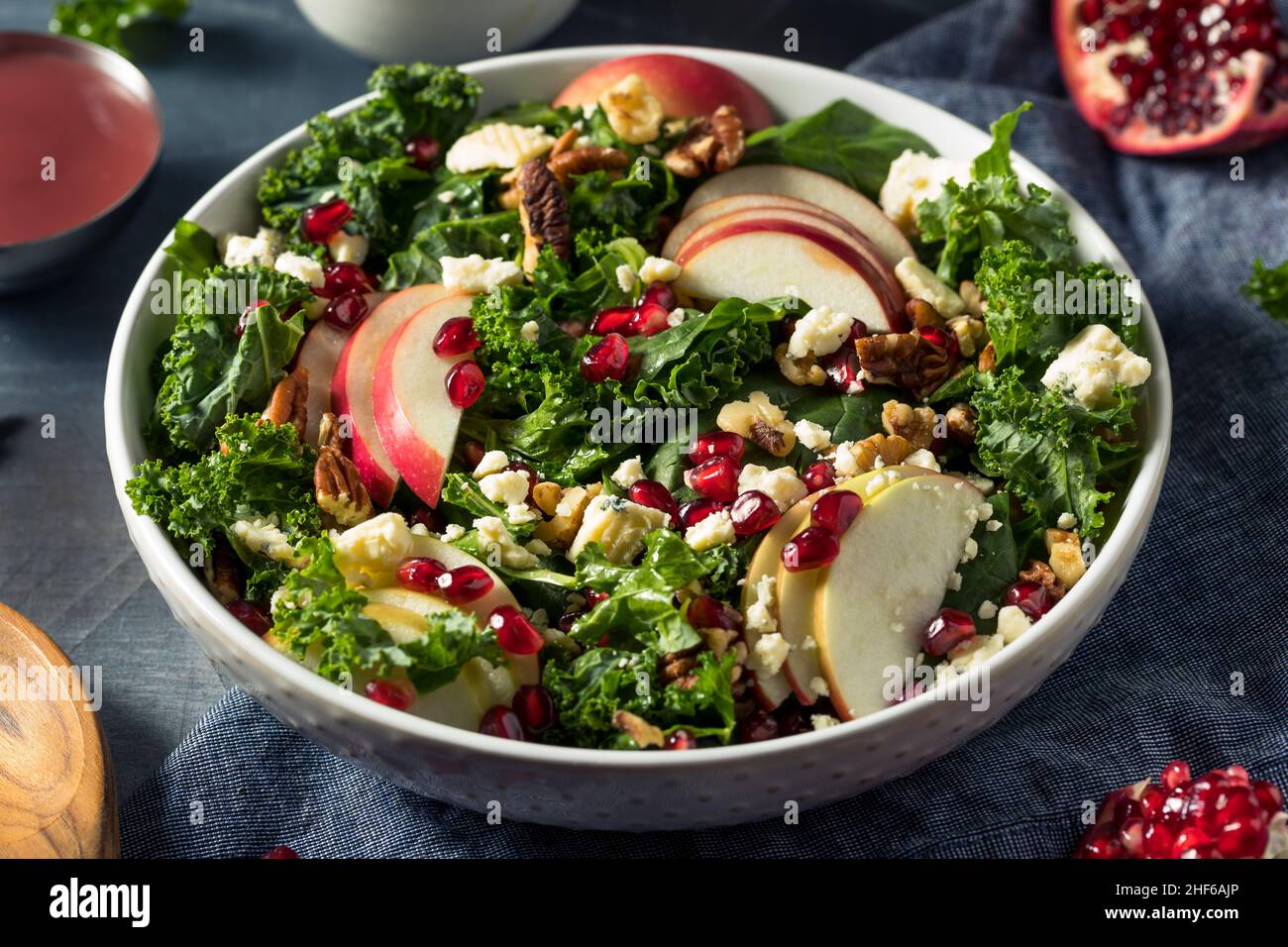 Hausgemachter Apfelsalat aus Herbstgranatapfel mit Grünkälge Stockfoto