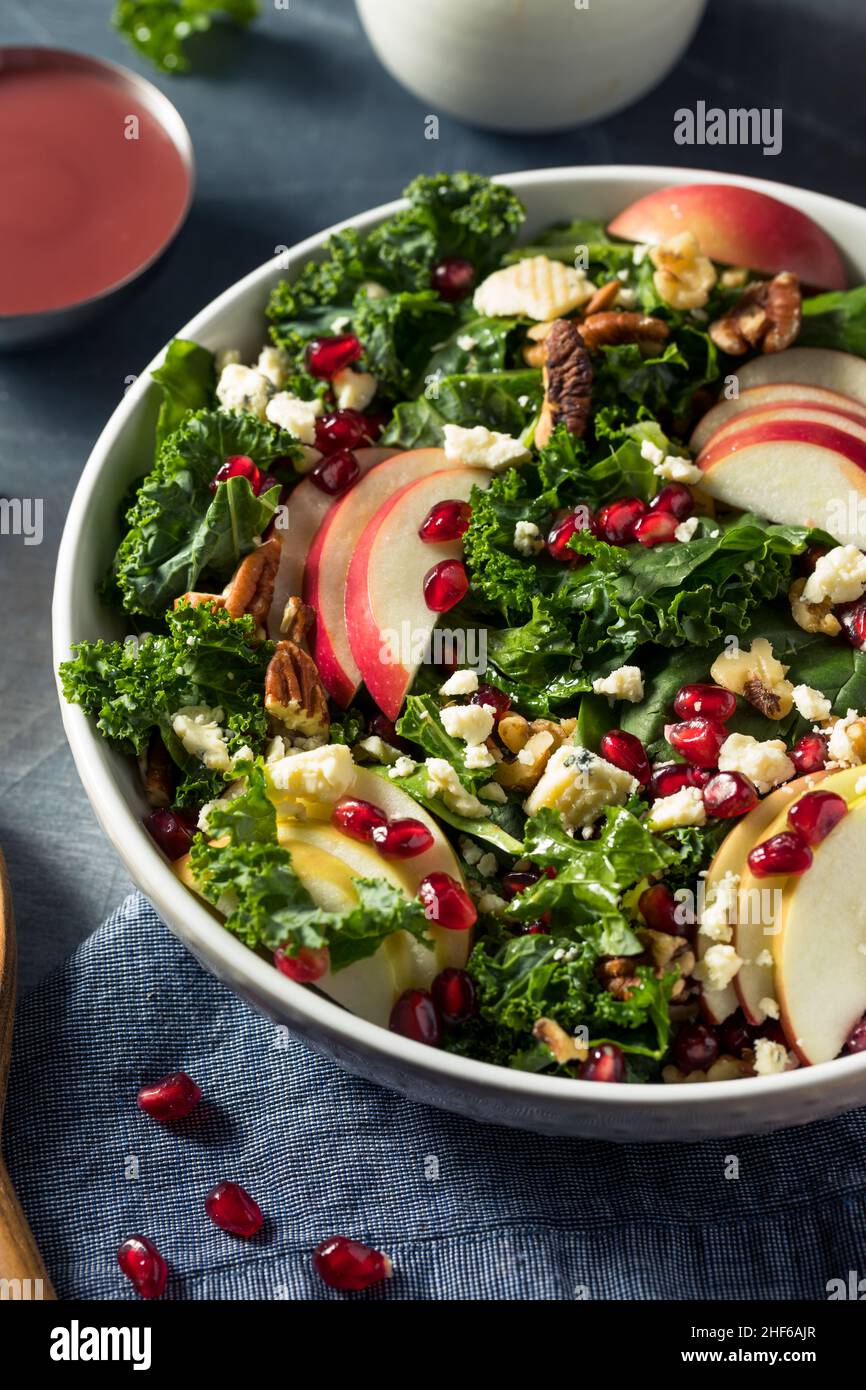 Hausgemachter Apfelsalat aus Herbstgranatapfel mit Grünkälge Stockfoto