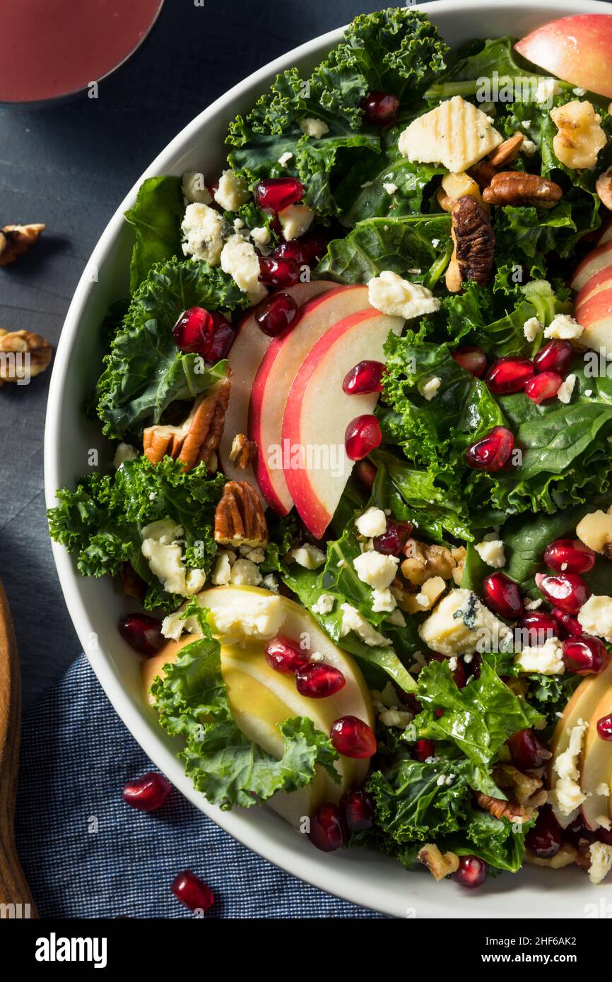 Hausgemachter Apfelsalat aus Herbstgranatapfel mit Grünkälge Stockfoto