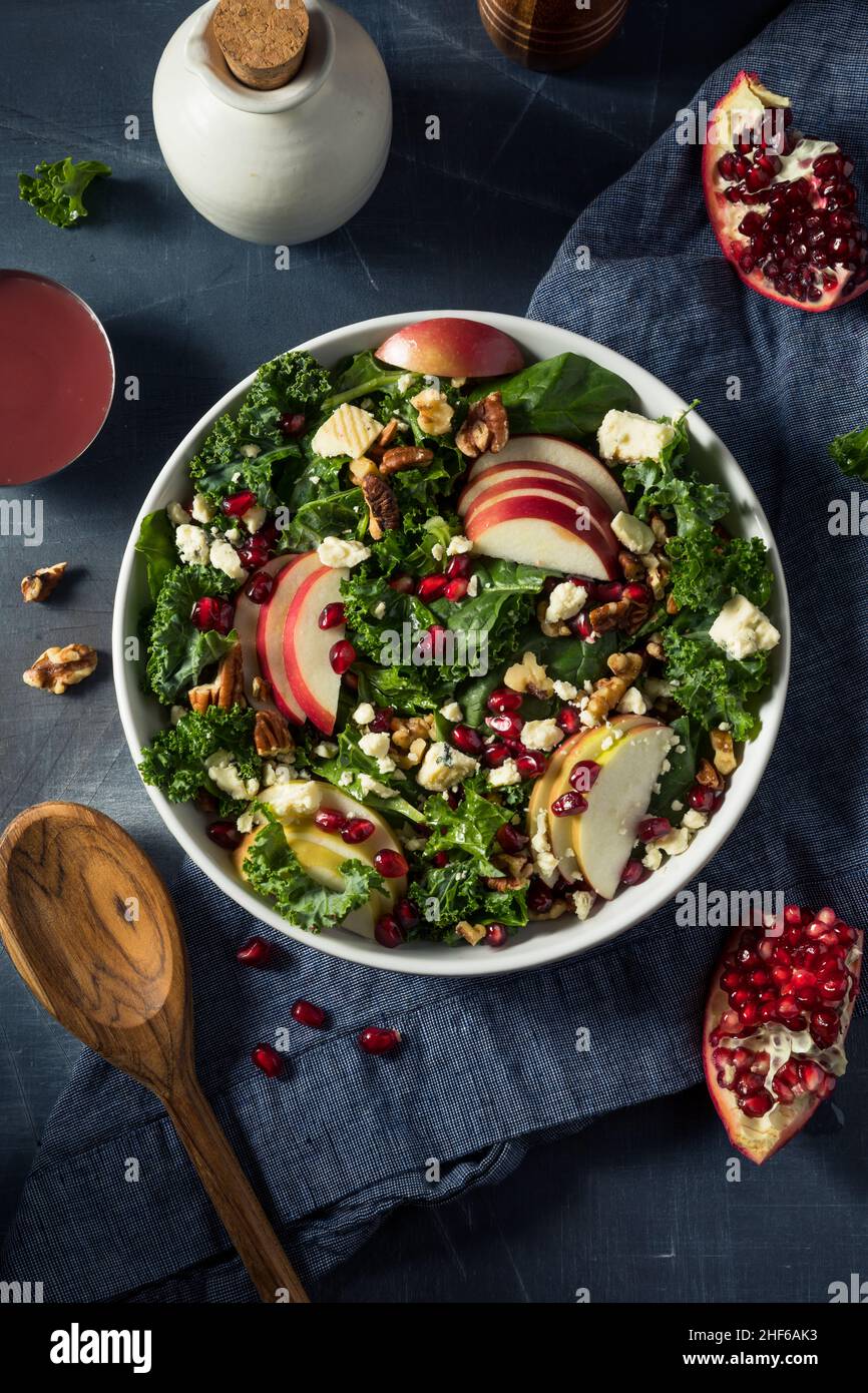 Hausgemachter Apfelsalat aus Herbstgranatapfel mit Grünkälge Stockfoto