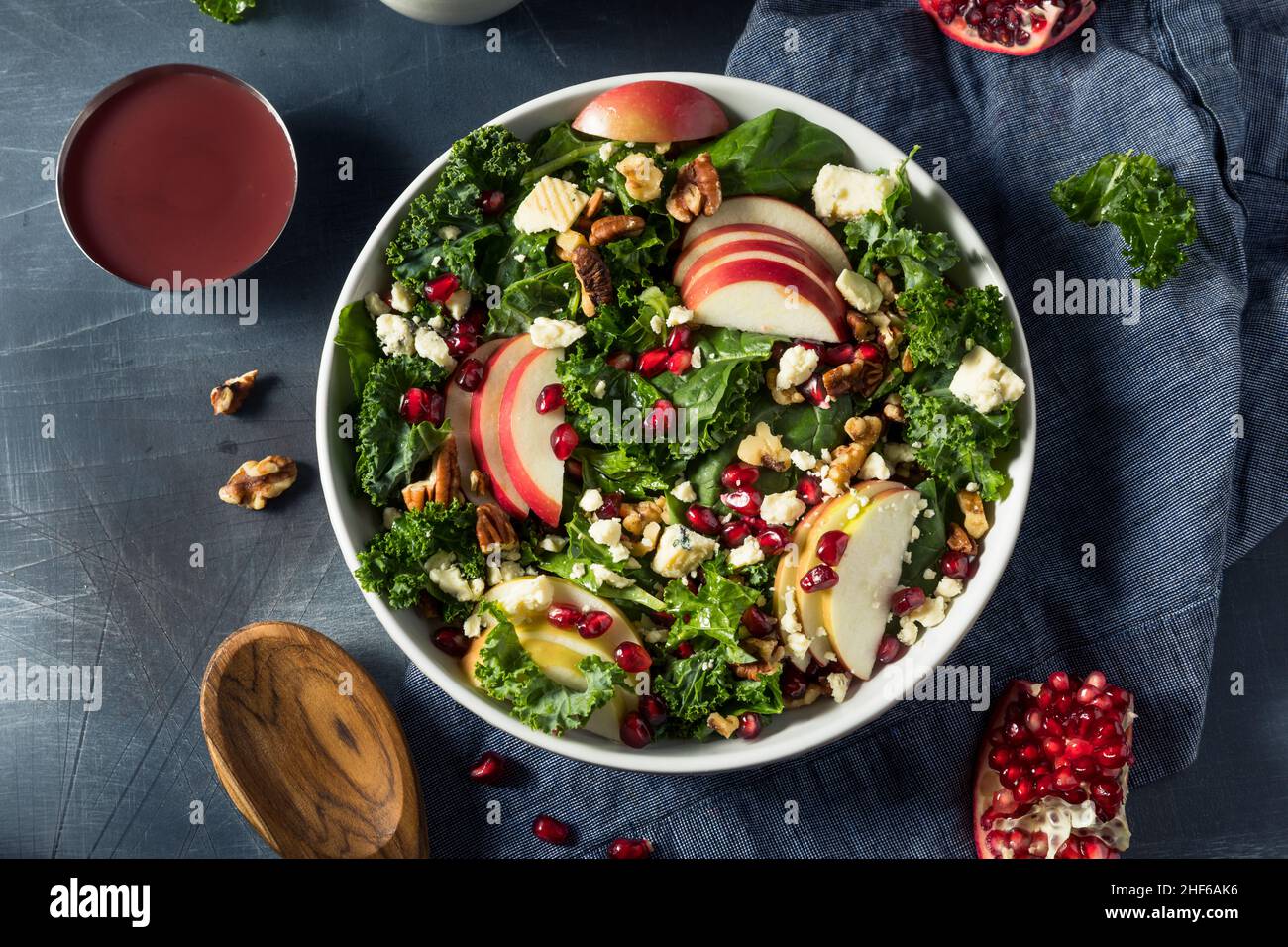 Hausgemachter Apfelsalat aus Herbstgranatapfel mit Grünkälge Stockfoto