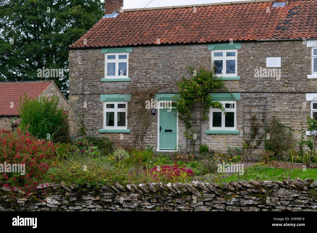 Cropton, Großbritannien - 5th. Oktober 2019: Malerische Postkarte des schönen ländlichen Dorfes Cropton, England. Häuschen und Steinhäuser, blühende Garde Stockfoto