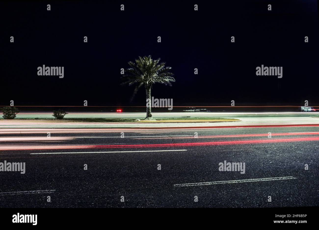 Straße an der Strandpromenade in Kuweit City bei Nacht Stockfoto
