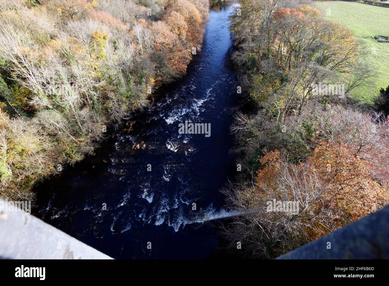 Der Fluss Dee fließt unter dem Pontcysyllte Aqueduct, Aqueduct entworfen von Thomas Telford. Stockfoto