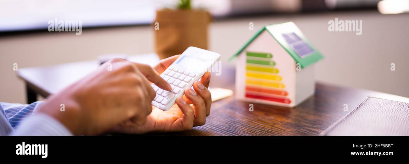 Bericht Über Energieeffiziente Immobilien. Bewertung Der Hausumgebung Stockfoto