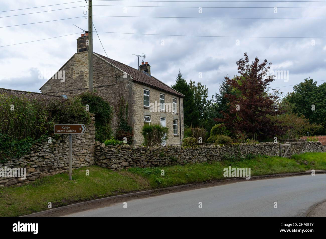 Cropton, Großbritannien - 5th. Oktober 2019: Malerische Postkarte des schönen ländlichen Dorfes Cropton, England. Häuschen und Steinhäuser, blühende Garde Stockfoto