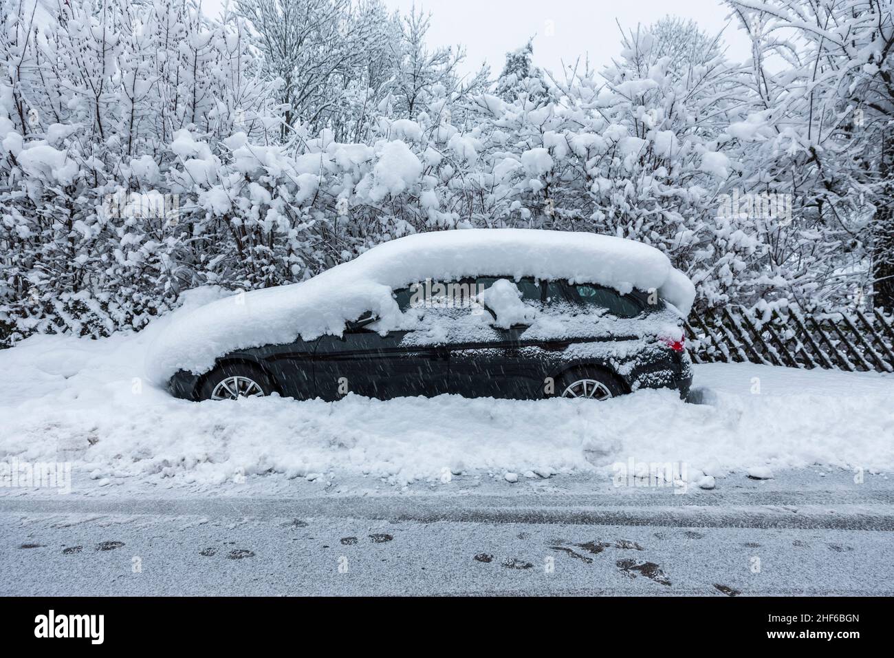 Eingeschneit Auto auf der Parklspur im Winter Stockfoto
