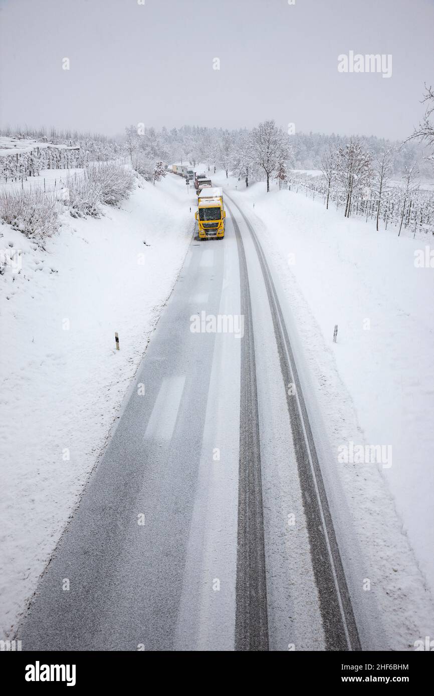 Expressway bei Schneefall mit verschneiten Gassen und Staus Stockfoto