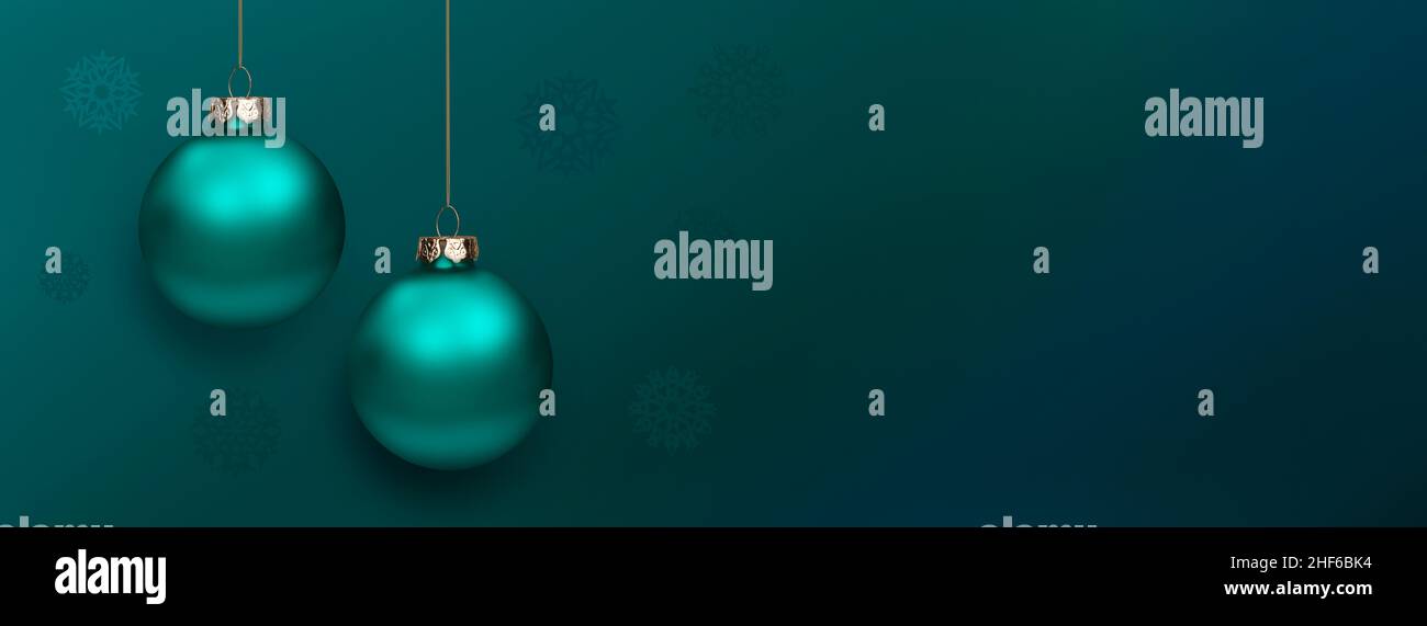 Glänzende Weihnachtskugeln am Band auf türkis-blauem Hintergrund Stockfoto