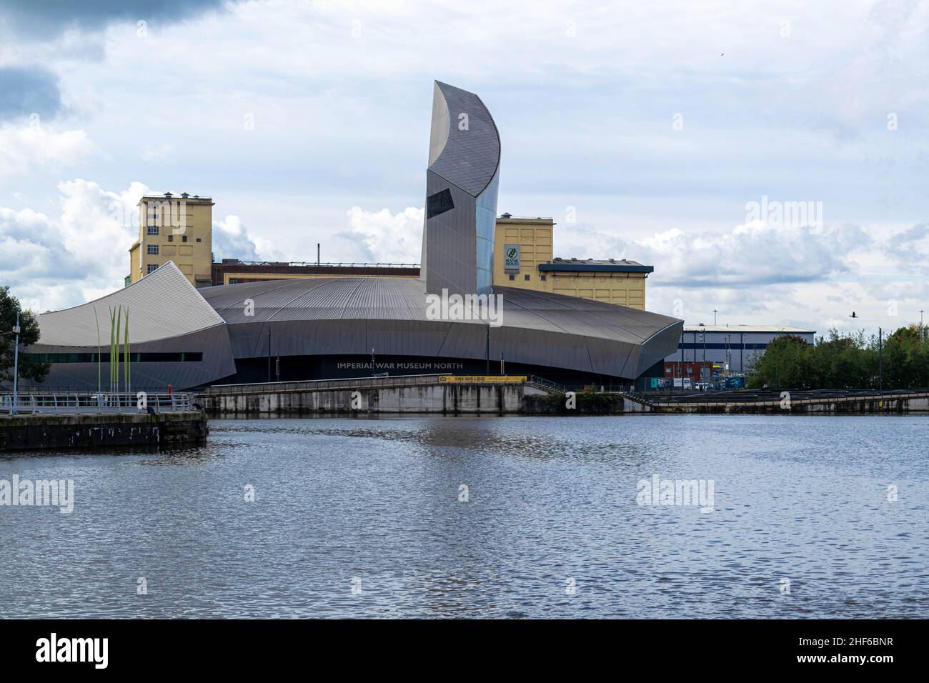 Salford, Großbritannien - 23rd. September 2019: Imperial war Museum North in Salford Quays, entworfen vom Architekten Daniel Libeskind. In der Nähe von MediaCityUK Stockfoto