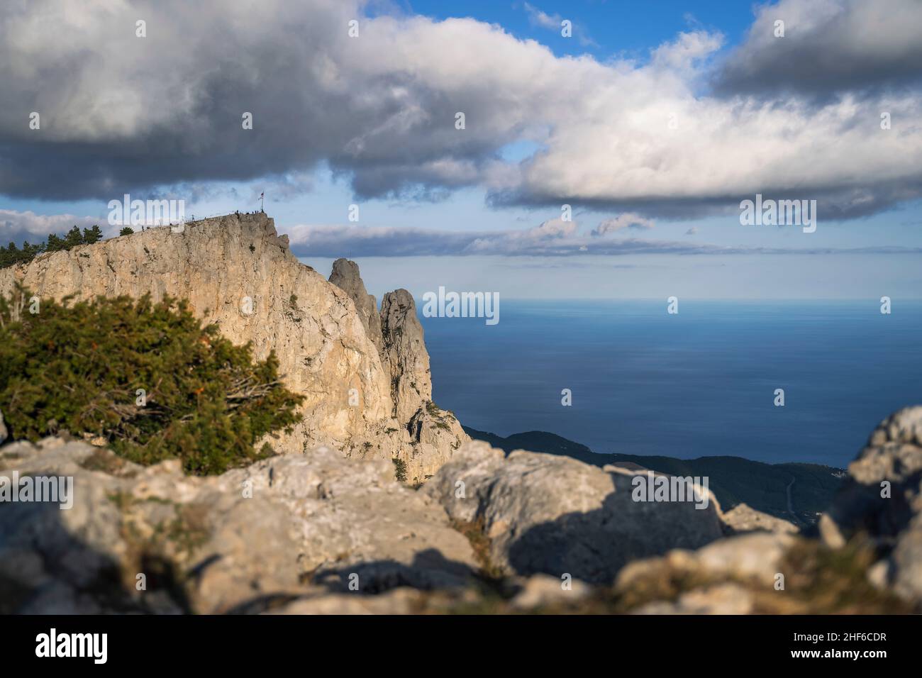 Die hohen Felsen Ai-Petri der Krimberge. Schwarze Küste und blauer Himmel mit Wolken im Herbst. Russland. Stockfoto