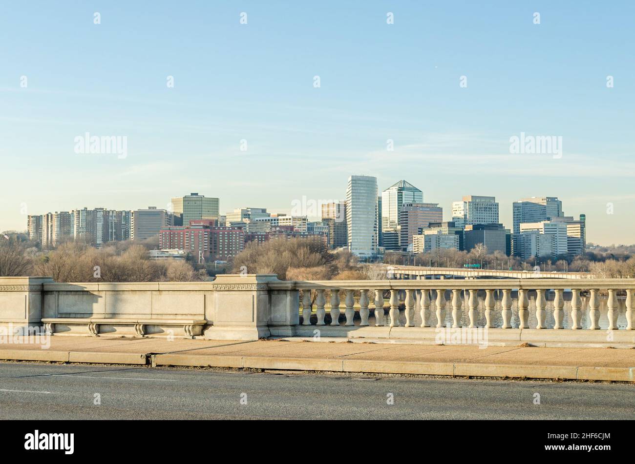 Panoramablick auf stark urbanisierten Ort mit modernen Gebäuden. Nicht eingegliederte Stadtgebiet in Rosslyn, Arlington, Washington DC, Virginia, USA. Stockfoto