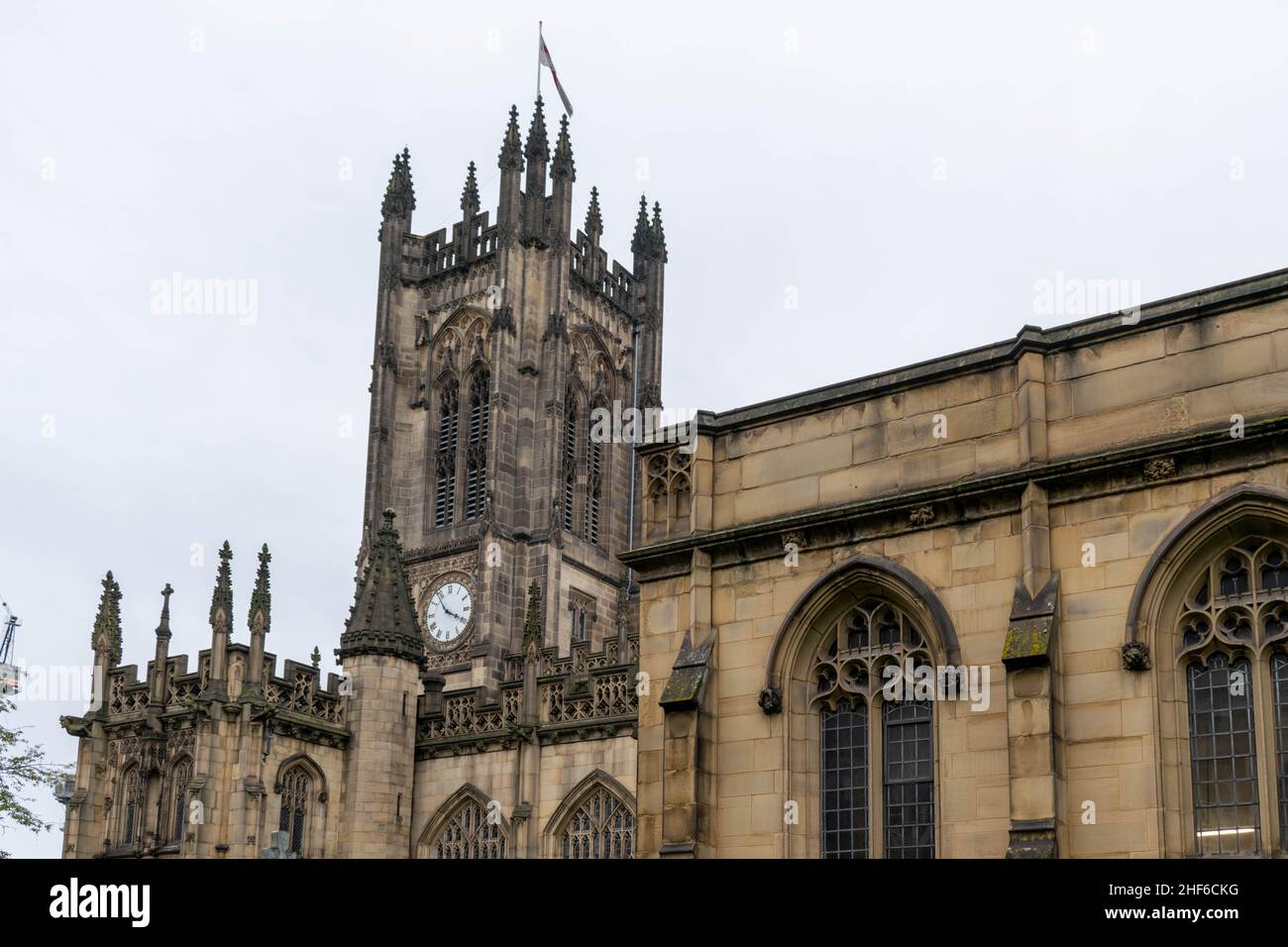 façade Äußere der Kathedrale von Manchester. Wahrzeichen im Stadtzentrum, Großbritannien. Gotische Architektur, historisches Gebäude, religiöses Kirchenkonzept, beau Stockfoto