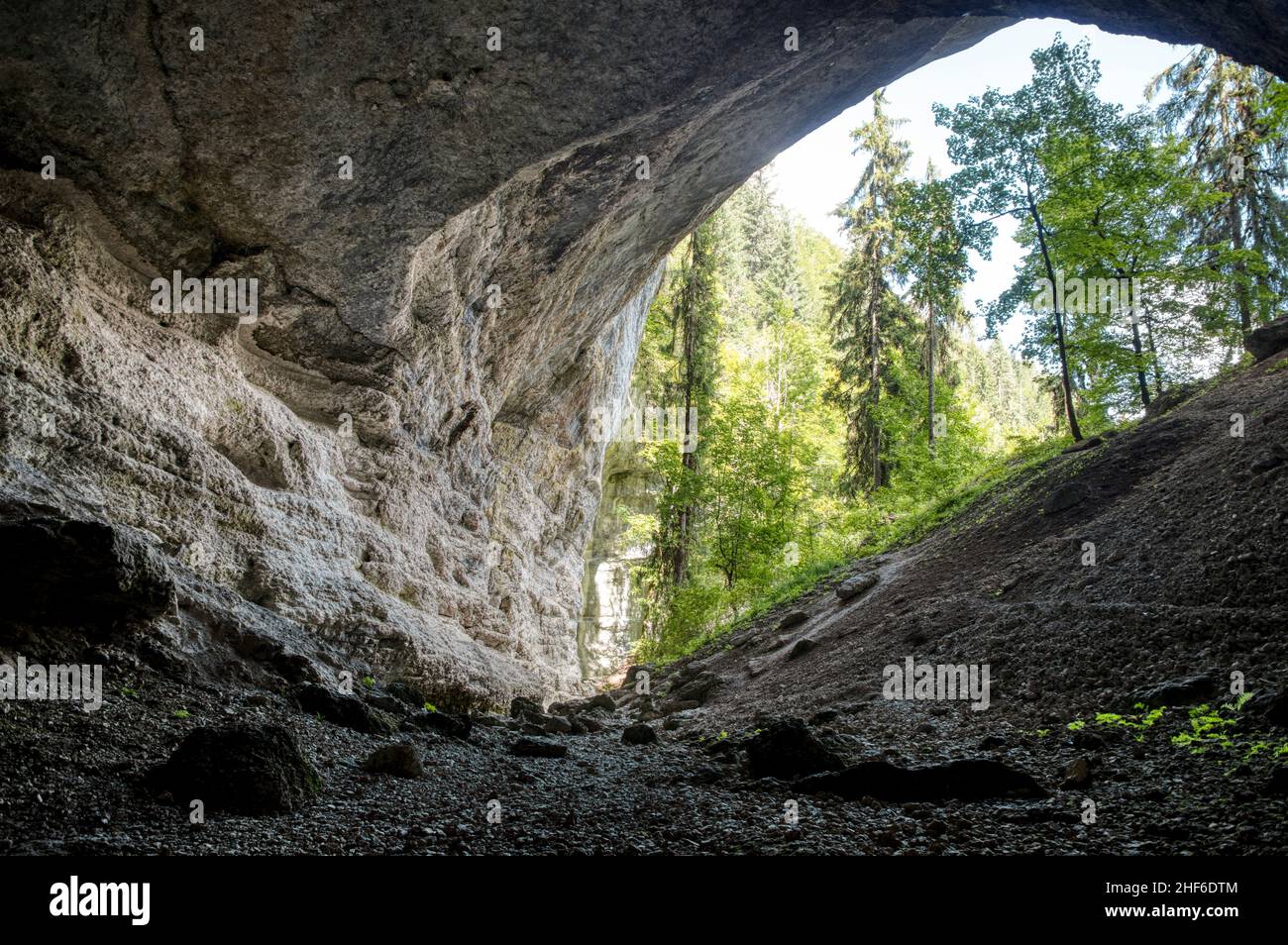 Höhleneingang in Frankreich, Grotte du Tresor Stockfoto