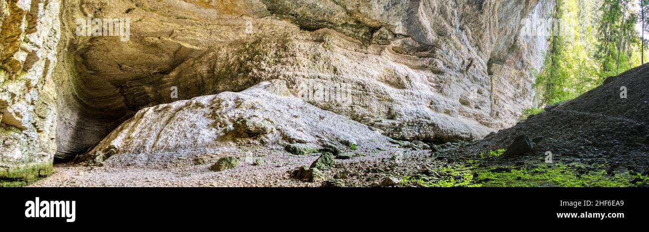 Höhleneingang in Frankreich, Grotte du Tresor Stockfoto