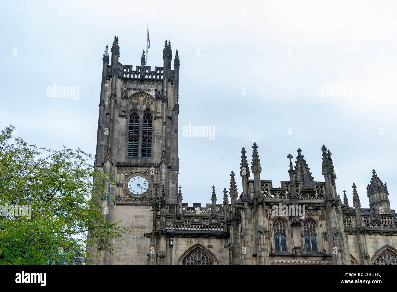 façade Äußere der Kathedrale von Manchester. Wahrzeichen im Stadtzentrum, Großbritannien. Gotische Architektur, historisches Gebäude, religiöses Kirchenkonzept, Stockfoto
