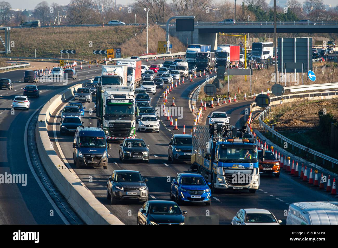 Dorney, Buckinghamshire, Großbritannien. 14th. Januar 2022. Der Verkehr stand heute um die Mittagszeit in Westbound an der M4 an. Während der Aufrüstung des M4 auf eine All Lanes Running Digital Smart Motorway kam es häufig zu Unfällen. Es gibt enge Gassen und die harte Schulter wurde entfernt, aber die neuen, zeitweiligen Schutzgebiete sind noch nicht in Betrieb. In den vergangenen fünf Jahren sind in Großbritannien 38 Menschen auf intelligenten Autobahnen ums Leben gekommen. Die Einführung neuer Smart Motorway-Upgrades in Großbritannien wird derzeit bis zur Überprüfung der Sicherheit ausgesetzt. Quelle: Maureen McLean/Alamy Live News Stockfoto